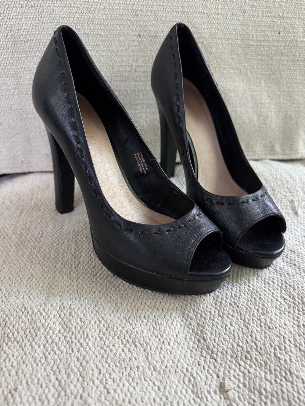 Wm’s size 9 Black Peep-Toe Platform leather High Heels shoes le château